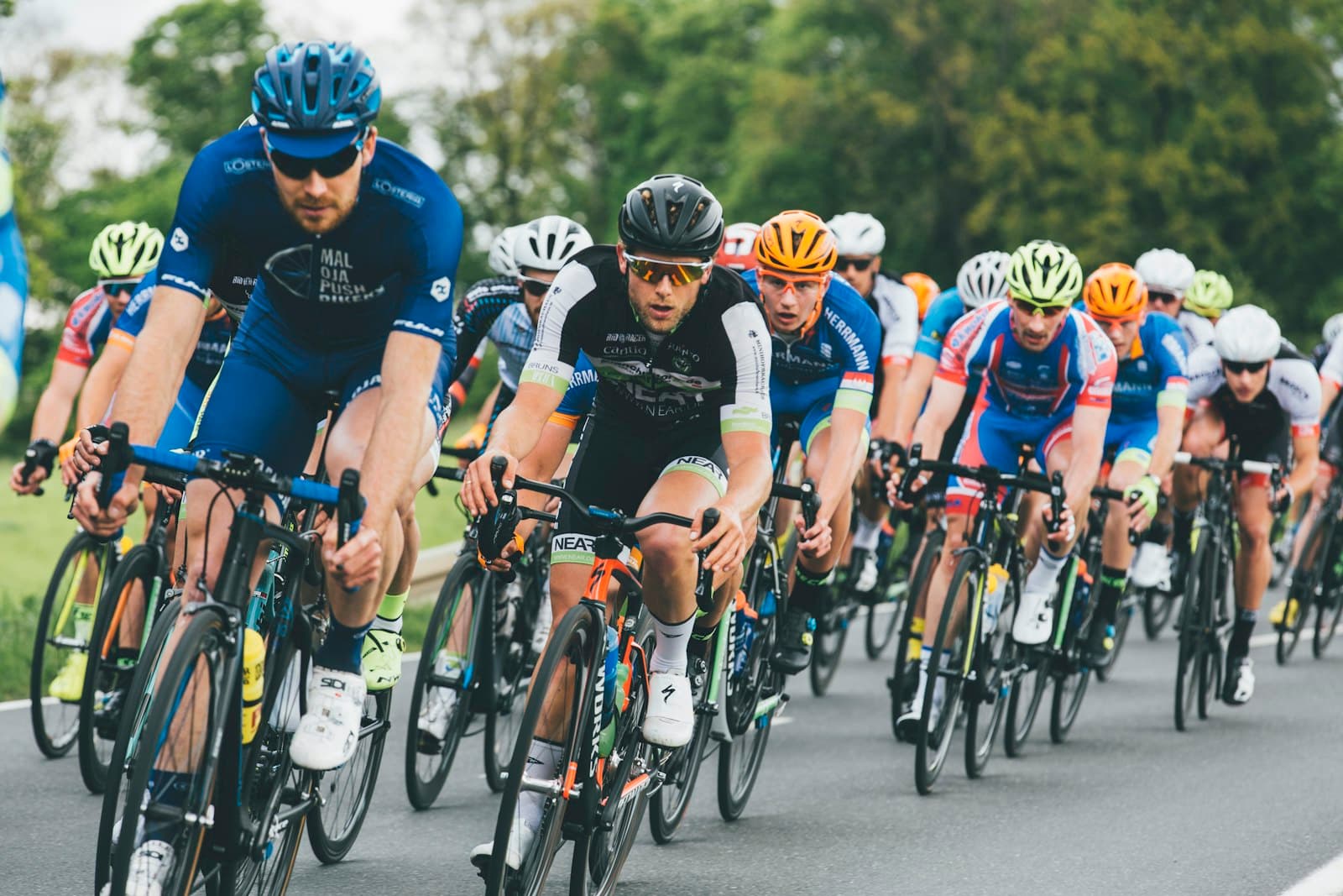 Watching the Tour de France peloton live